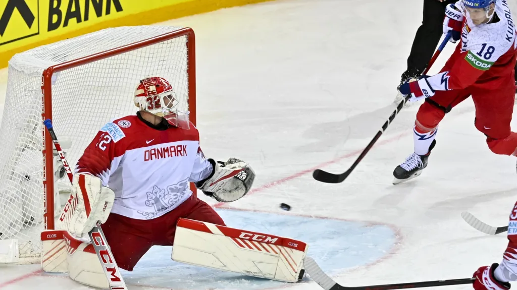 Dominik Kubalík (vpravo) střílí gól do sítě Dánska