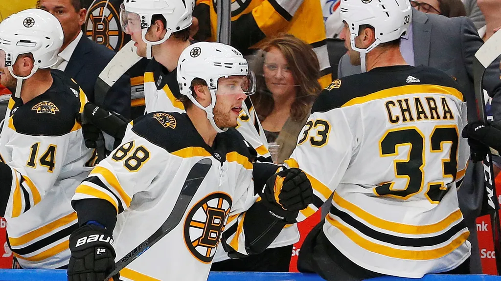 David Pastrňák z Bostonu (č. 88) se raduje z gólu 