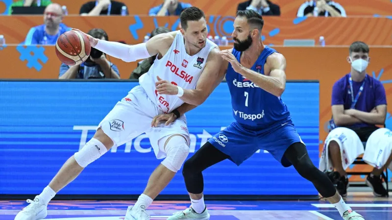 Polský kapitán Ponitka v 1. čtvrtině trápil českou obranou