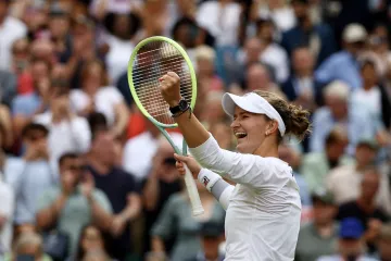 Barbora Krejčíková slaví postup do finále Wimbledonu