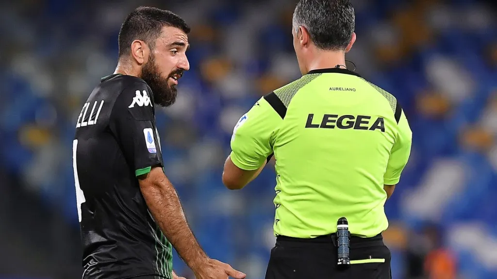 Francesco Manganelli ze Sassuola v debatě s rozhodčím