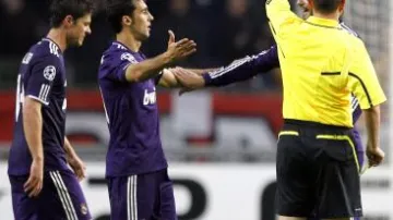 Rozhodčí vylučuje Xabiho Alonsa