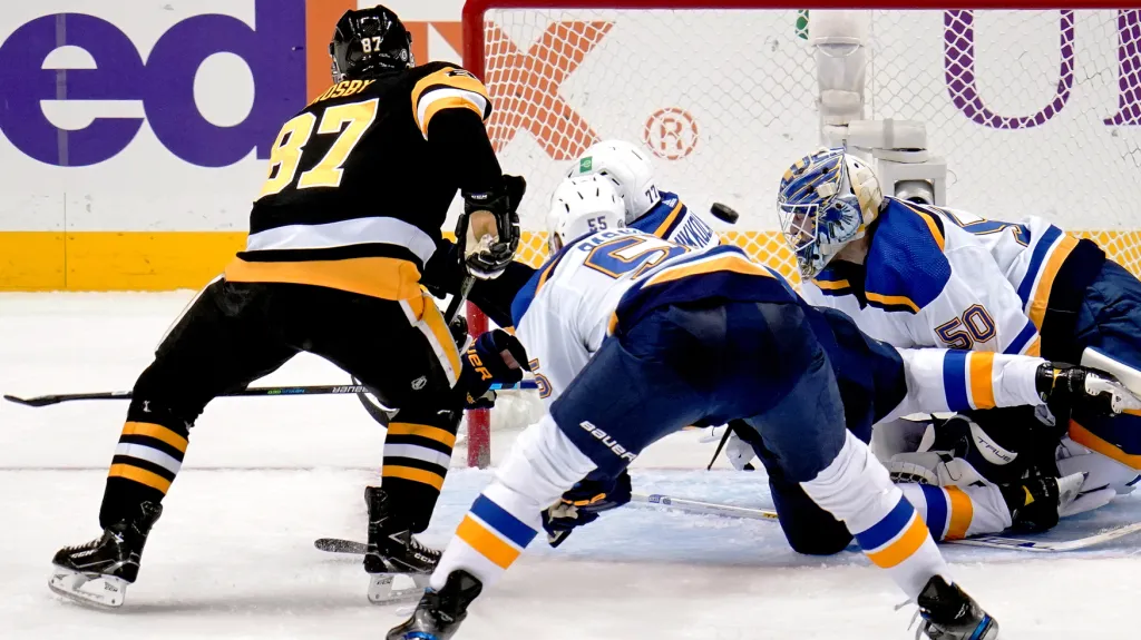 Sidney Crosby z Pittsburghu střílí gól do sítě St. Louis
