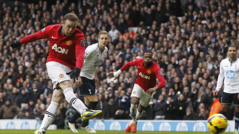 Wayne Rooney skóruje a překonává v historických tabulkách Robbieho Fowlera