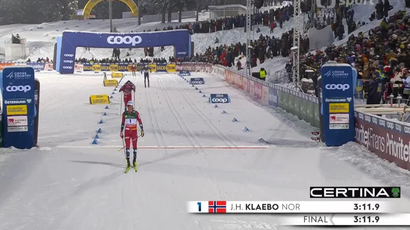 Finále sprintu klasickou technikou na SP v Östersundu s vítězným Klaebem