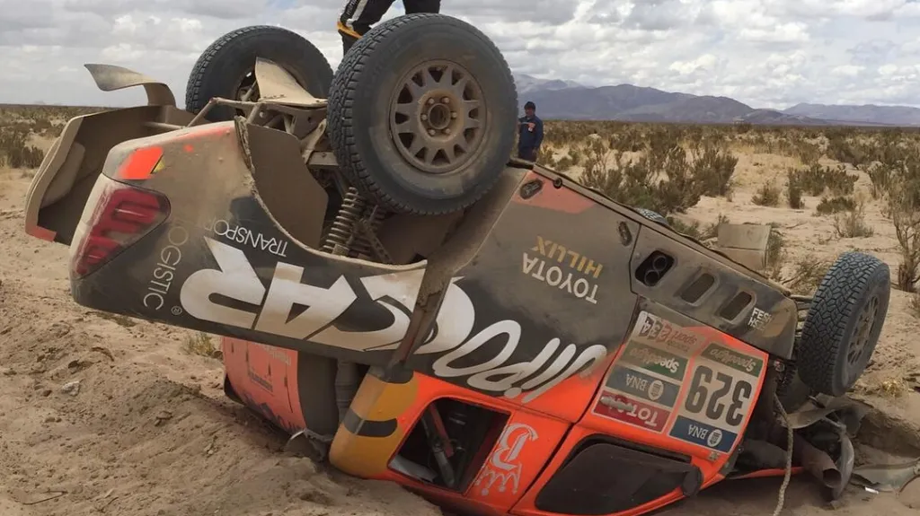 Převrácený stroj Martina Prokopa v závěru 4. etapy Rallye Dakar