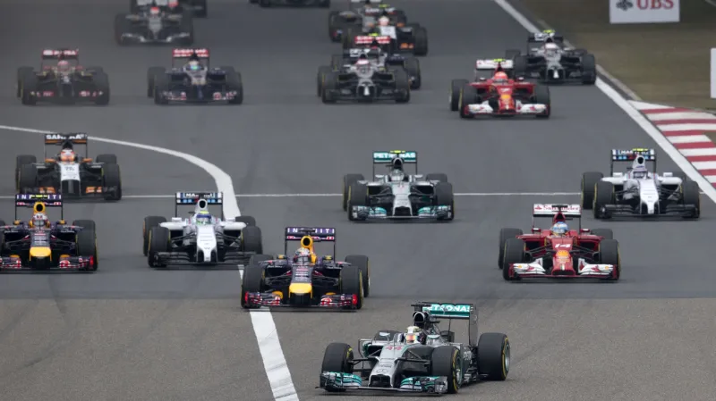 Lewis Hamilton (úplně vpředu) při vítězství v Číně