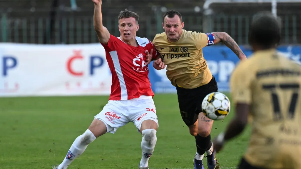 Brněnský Jakub Řezníček (vpravo) v souboji s Tomášem Solilem z Pardubic