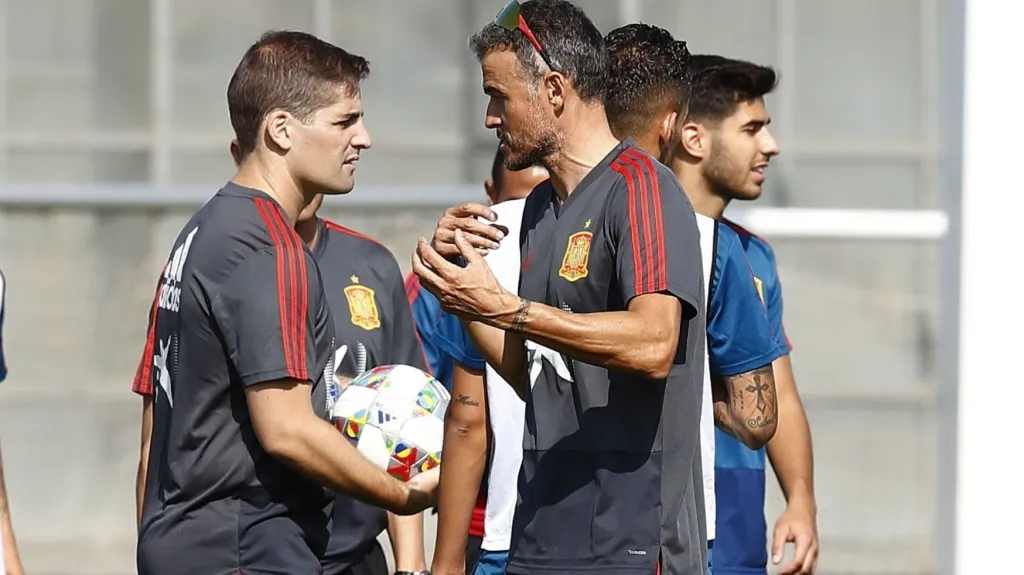 Trenéři Robert Moreno a Luis Enrique při společném působení u reprezentace Španělska