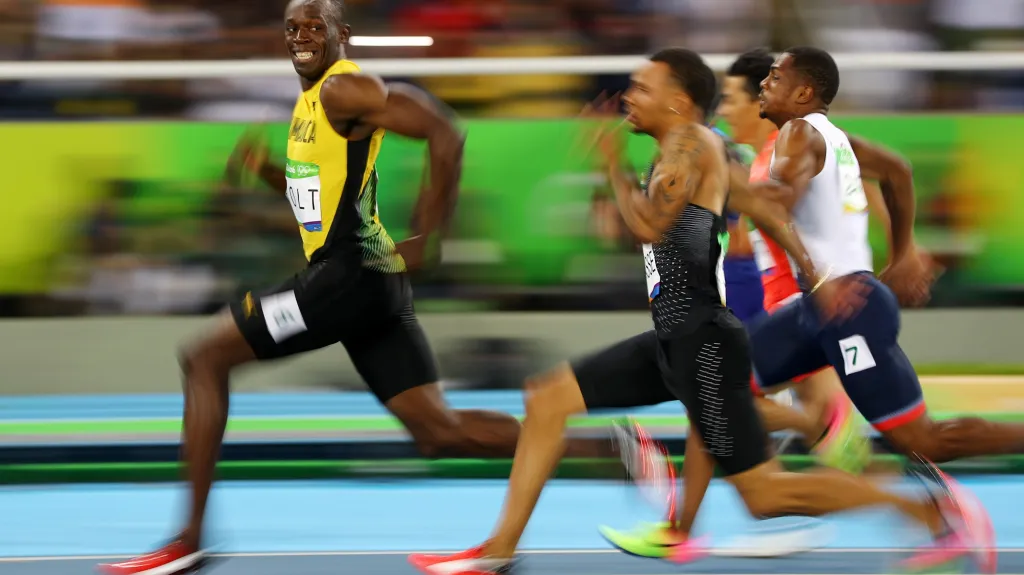 Usain Bolt stihl ve finiši i úsměv pro fotografa