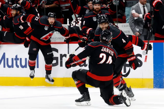 Carolina má po druhém utkání ke Stanley Cupu stejně daleko jako Vegas