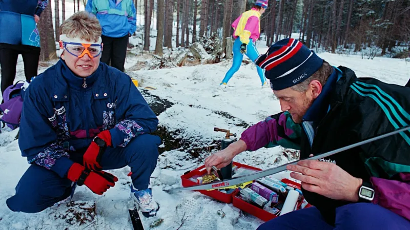 Kateřina Neumannová s trenérem Stanislavem Frühaufem před startem Jizerské pětadvacítky (1995)