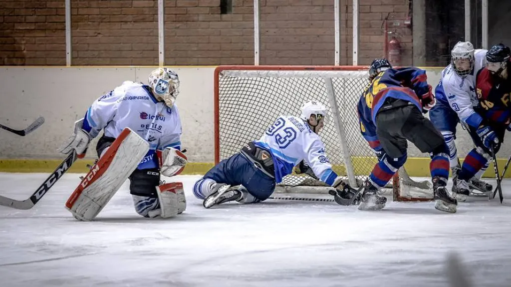 Pavel Mrňa z týmu Txuri Urdin (číslo 93) se snaží zblokovat střelu v duelu s Barcelonou