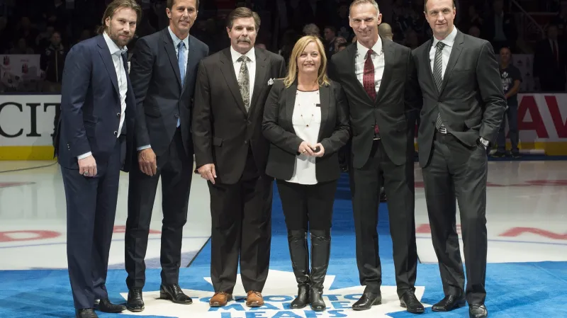 Peter Forsberg, Mike Modano, Bill McCreary, Lynn Burnsová, Dominik Hašek a Rob Blake