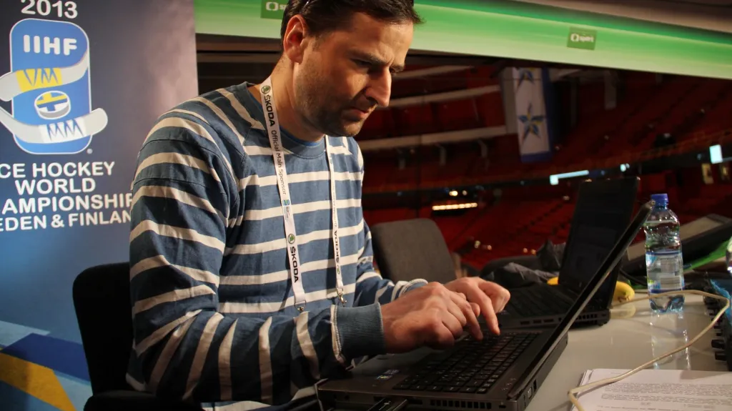 Robert Záruba na chatu pro web ČT sport přímo ze studia v Globenu