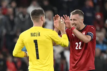 Tomáš Vaclík se raduje s Tomášem Součkem