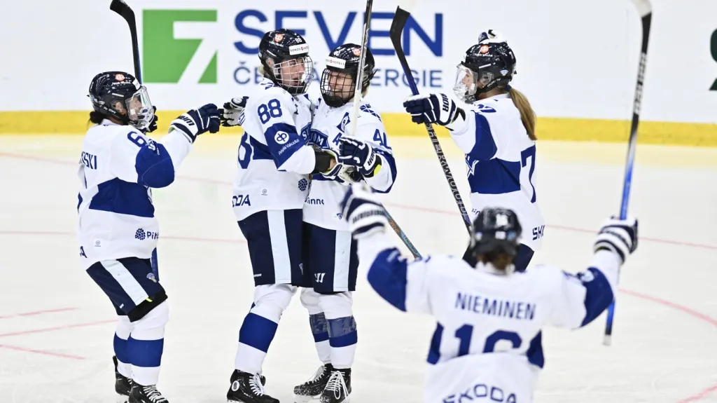 Oslavujicí hokejistky Finska
