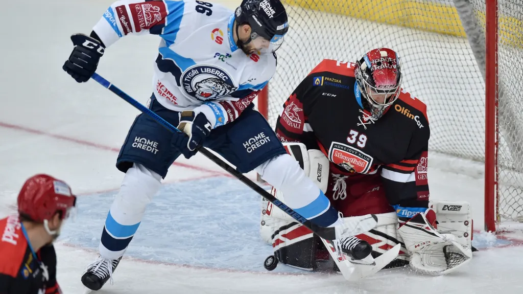 Michal Birner z Liberce v souboji s brankářem Brandonem Maxwellem z Hradce Králové