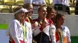 Medailový ceremoniál po čtyřhře žen se Strýcovou a Šafářovou
