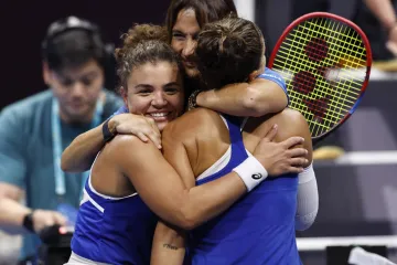 Jasmine Paoliniová a Sara Erraniová se radují z vítězství nad Ukrajinou