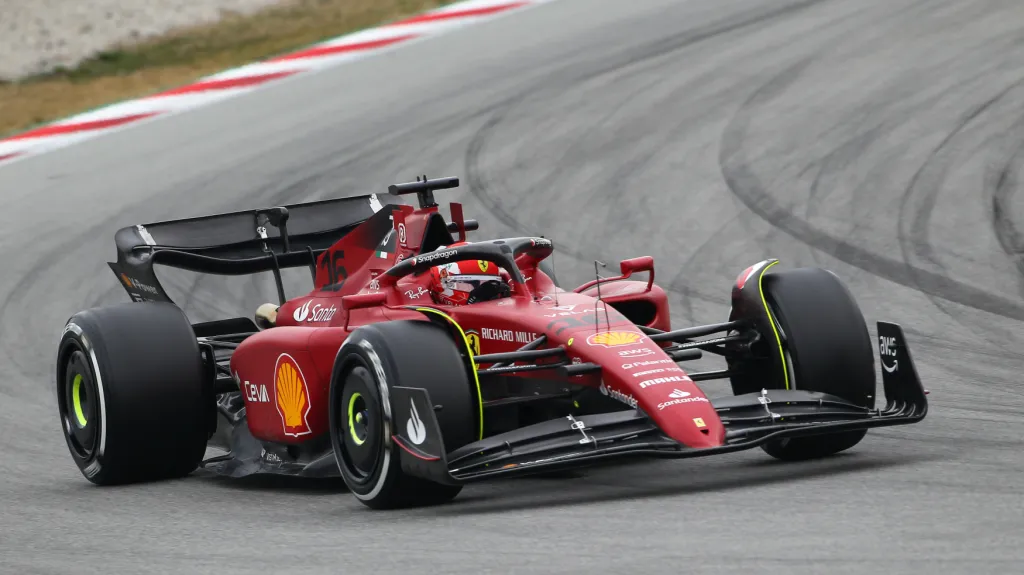 Monopost Ferrari během testování v Barceloně