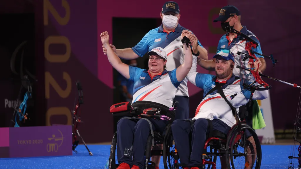  Lukostřelkyně Šárka Musilová (vlevo) a David Drahonínský