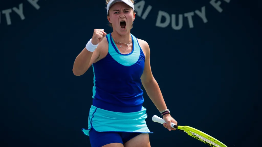 Barbora Krejčíková se raduje z vítězství