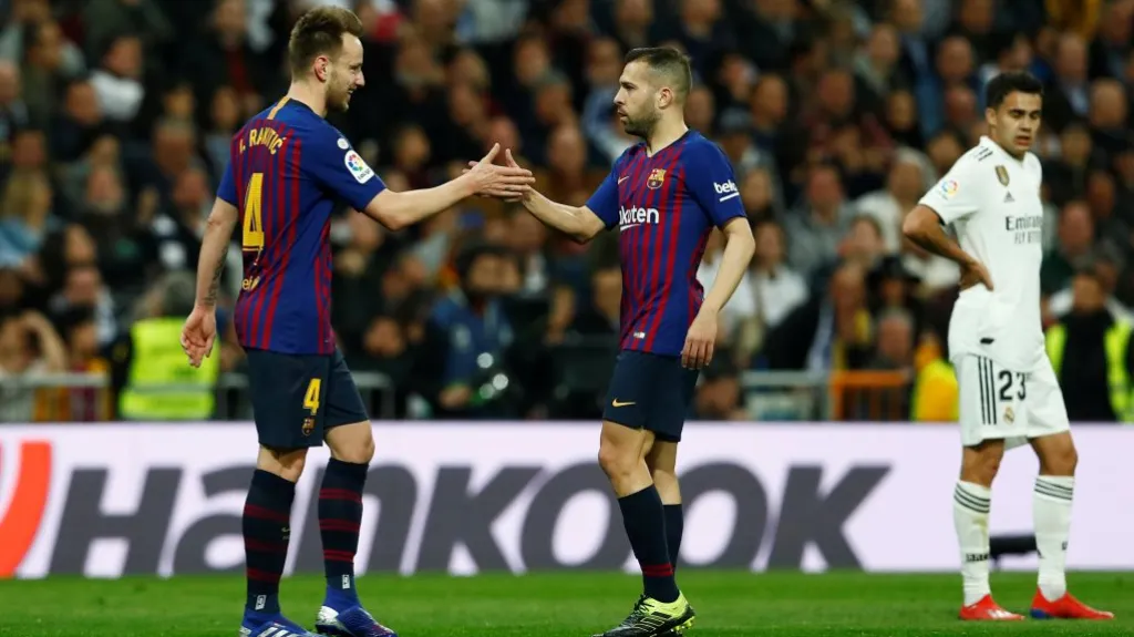 Ivan Rakitič z Barcelony se raduje s Jordim Albou v utkání proti Realu Madrid