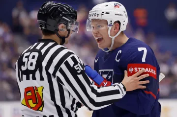Brady Tkachuk v rozepři s rozhodčím