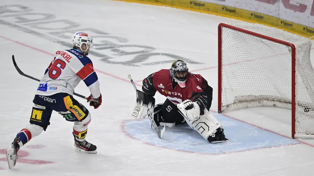 Pardubický útočník Jiří Smejkal překonává Jakuba Kováře ze Sparty