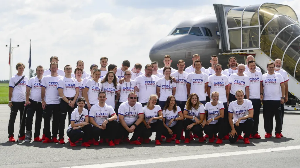 Odlet české výpravy do Tokia s lékařem Vlastimilem Voráčkem (druhý zprava)