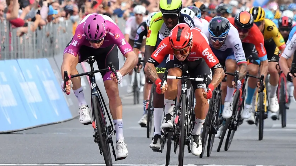 Arnaud Démare (vlevo) vítězí ve spurtu 6. etapy Gira d'Italia