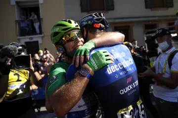 Mark Cavendish v objetí s Michaelem Mörkövem