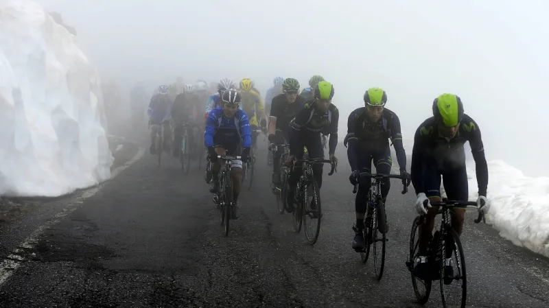 Jezdci stoupají v mrazivém chladu na Stelvio