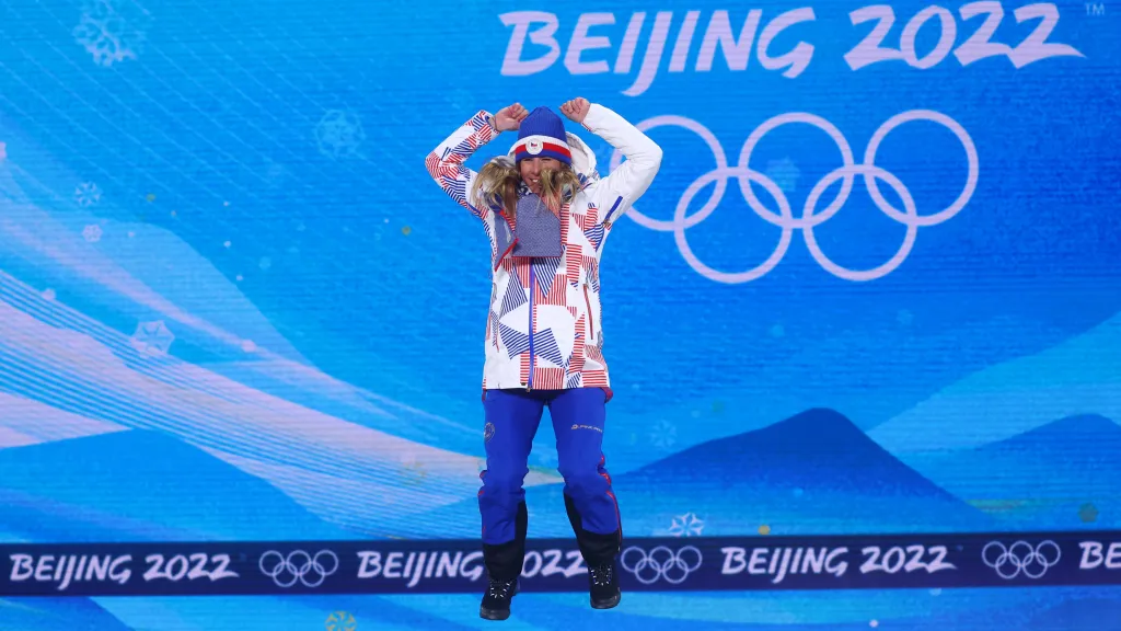 Ester Ledecká na medailovém ceremoniálu v Pekingu