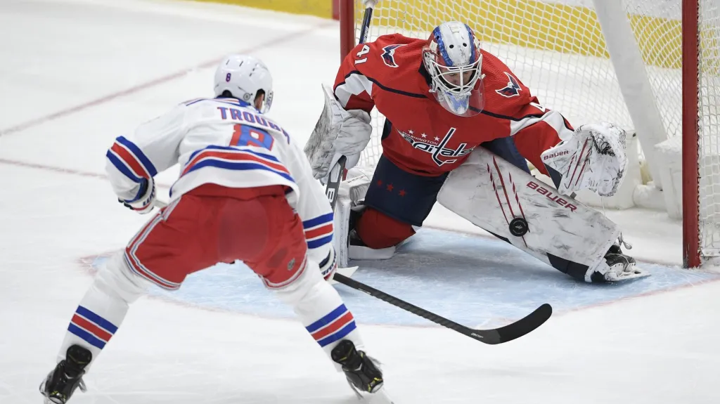 Brankář Vítek Vaněček z Washingtonu likviduje šanci v utkání NHL