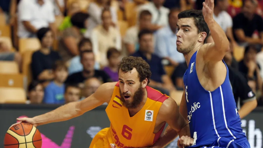 Tomáš Satoranský brání Sergia Rodriguese