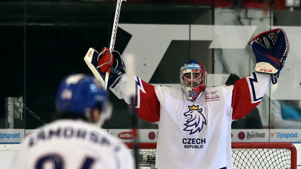 Brankář Patrik Bartošák se raduje z vítězství nad Švédskem