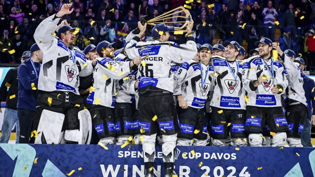 Hokejisté Fribourgu slaví zisk Spenglerova poháru