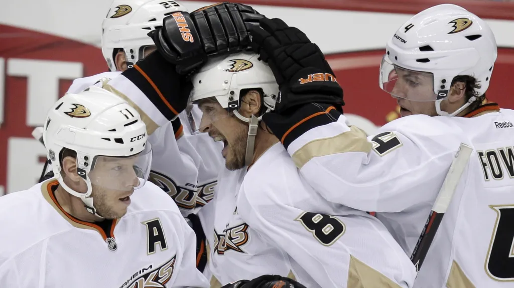 Teemu Selänne přijímá gratulace spoluhráčů