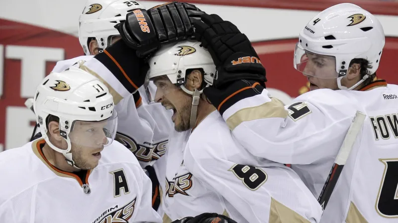 Teemu Selänne přijímá gratulace spoluhráčů