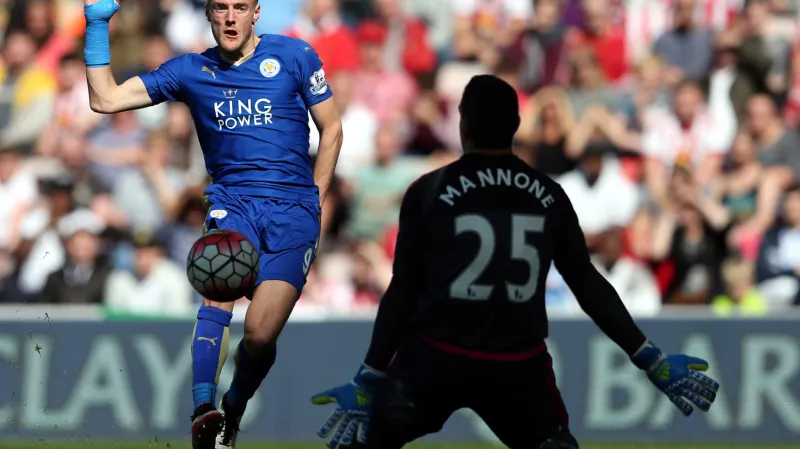 Jamie Vardy střílí branku v utkání Leicesteru se Sunderlandem