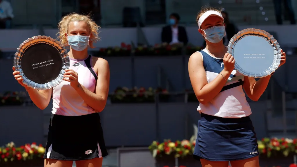 Siniaková s Krejčíkovou s trofejemi pro vítězky čtyřhry v Madridu