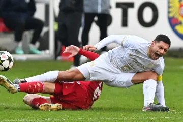 Lukáš Dadák a Jakub Kučera v utkání Třinec – Hradec Králové