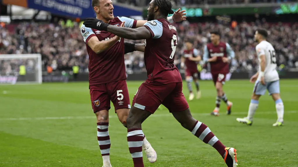 Vladimír Coufal se raduje s Michailem Antoniem