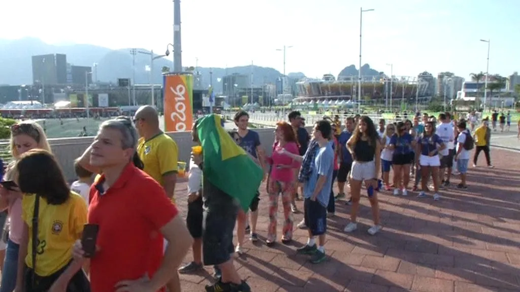 Fronty diváků před olympijským sportovištěm