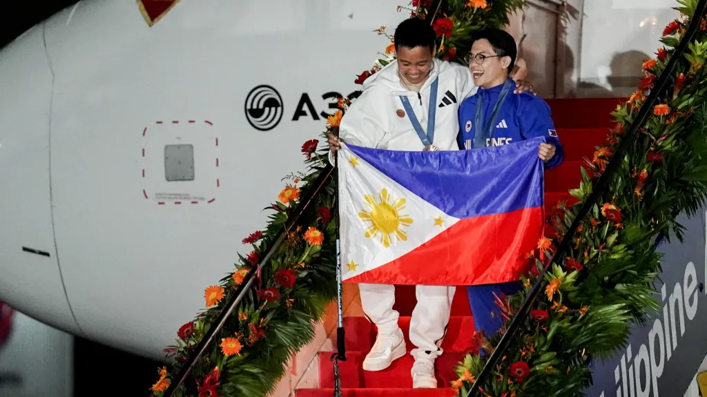 Gymnasta Carlos Yulo (vpravo) a boxerka Nesthy Peteciová