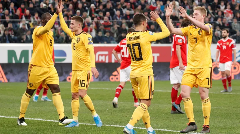 Fotbalisté Belgie se radují z gólu v síti Ruska