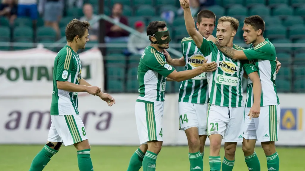 Martin Hašek slaví gól se spoluhráči