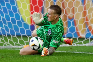 Anglický brankář Jordan Pickford chytá penaltu Manuelu Akanjimu ze Švýcarska